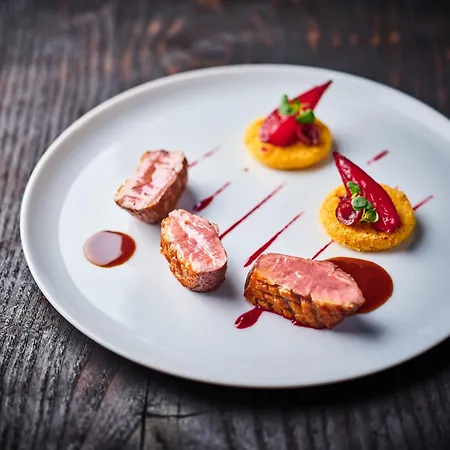 Hotel La Pyramide - Maison Henriroux 4*