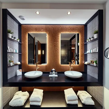 La Pyramide - Maison Henriroux Hotel
