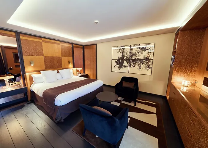 Отель La Pyramide - Maison Henriroux 4*