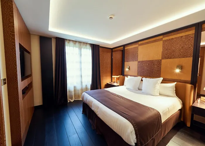La Pyramide - Maison Henriroux 4* Вьен